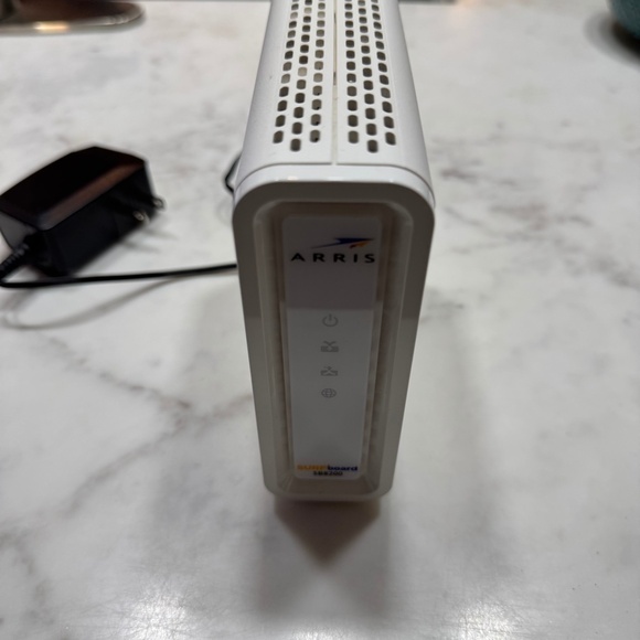 ARRIS Surfboard SB8200 DOCSIS 3.1 Cable Modem - Picture 4 of 6